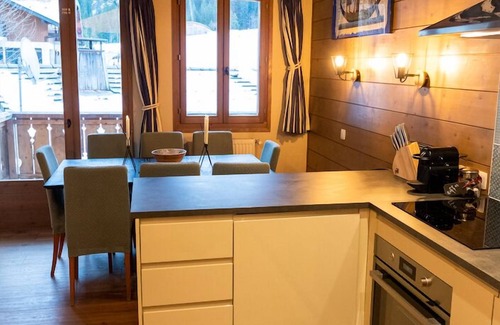 Les Prodains Hotel | Cozy Retreat at Chilly Powder - Hôtel au Coin du Feu