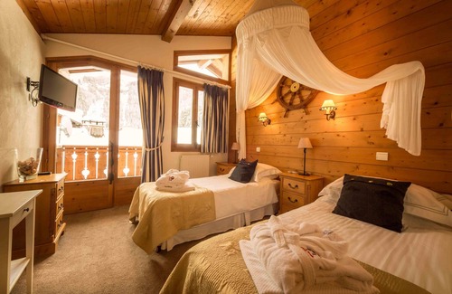 Les Prodains Hotel | Cozy Retreat at Chilly Powder - Hôtel au Coin du Feu
