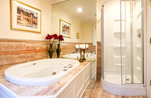 Bar Harbor House | Chiltern Inn: Rated 9.2 with Pool, Spa & Family Amenities