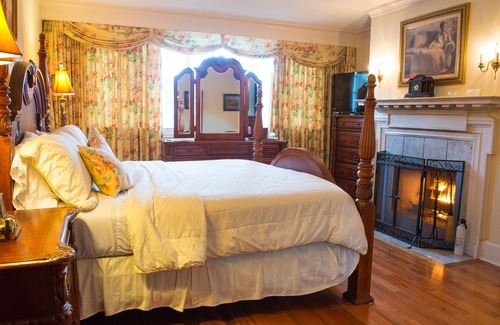 Bar Harbor House | Chiltern Inn: Rated 9.2 with Pool, Spa & Family Amenities
