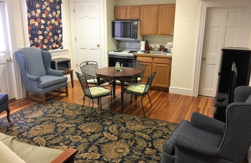 Bar Harbor House | Chiltern Inn: Rated 9.2 with Pool, Spa & Family Amenities