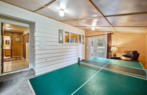 Joseph House | Discover Chimney Lake: Family & Pet-Friendly Retreat