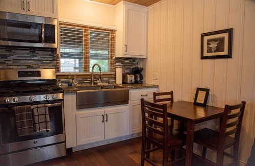 La Porte Cottage | Cozy Cabin Getaway with Deck & Lake View, Rated 9.6/10