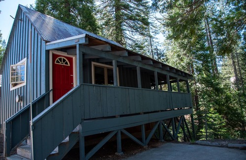 La Porte Cottage | Cozy Cabin Getaway with Deck & Lake View, Rated 9.6/10