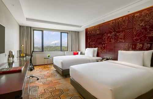 Yuexiu Hotel | Elegant China Hotel: 5-Star Getaway with Spa & Pool