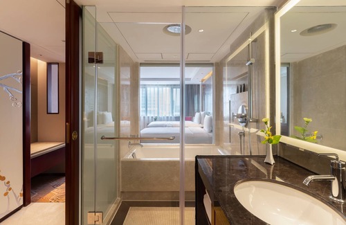 Yuexiu Hotel | Elegant China Hotel: 5-Star Getaway with Spa & Pool