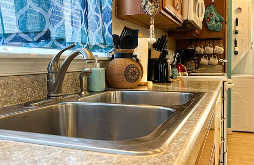 Chincoteague House | Experience Chincoteague Island House with Bikes & Kayaks Included
