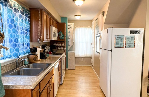 Chincoteague House | Experience Chincoteague Island House with Bikes & Kayaks Included