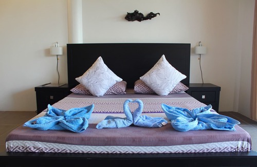Coron Hotel | Discover Chindonan Dive Resort: Ocean Views & Pool Access