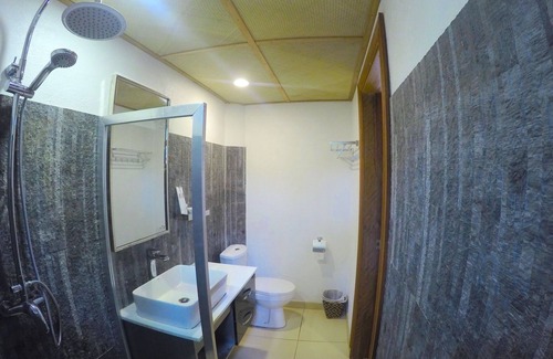Coron Hotel | Discover Chindonan Dive Resort: Ocean Views & Pool Access