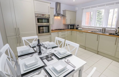 Freshwater House | Family-Friendly Chinefields with Ocean View in Freshwater