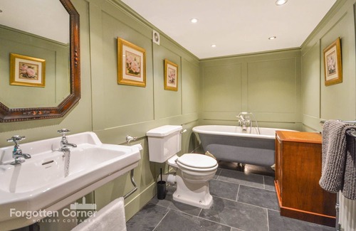 Cawsand Cottage | Chinery-Smith Cottage: Cozy Retreat for 6 with Kitchen
