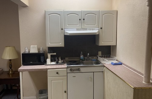 South Lethbridge Hotel | Comfortable Stay at Chinook Motel with Spa and Breakfast