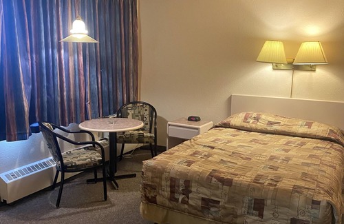 South Lethbridge Hotel | Comfortable Stay at Chinook Motel with Spa and Breakfast