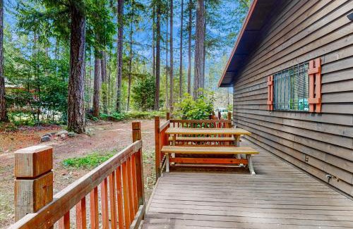 Hoodsport House | Chinook Nook: Family-Friendly Retreat with Hot Tub Access