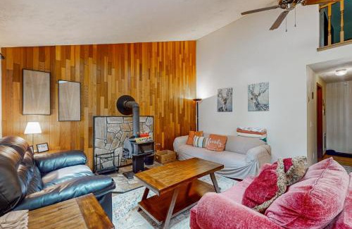 Hoodsport House | Chinook Nook: Family-Friendly Retreat with Hot Tub Access
