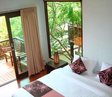 Koh Tao House | Oceanfront Chintakiri Resort: Family-Friendly with Pool