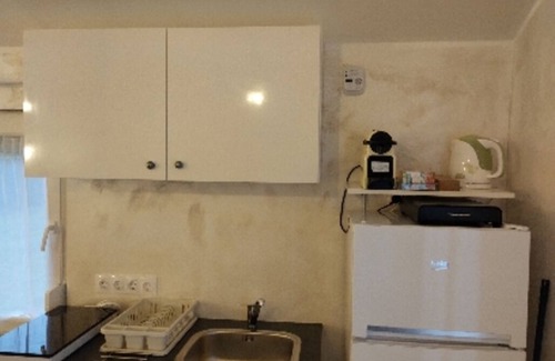 Ujbarok Apartment | Comfortable Chiomei House Near M1 with Spa & Breakfast