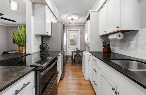College Station Apartment | Chip&Jo: King Beds Near A&M with Pet-Friendly Amenities
