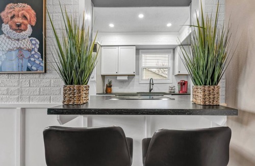 College Station Apartment | Chip&Jo: King Beds Near A&M with Pet-Friendly Amenities