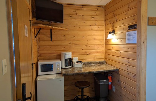 Hayward Apartment | Comfortable Chip-Wa Lodging Room 2 with Kitchen Amenities