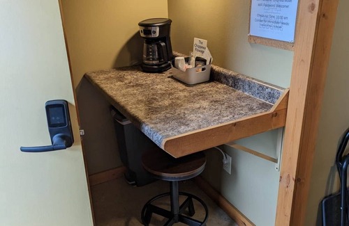 Hayward Apartment | Family-Friendly Getaway at Chip-Wa Lodging Room 4