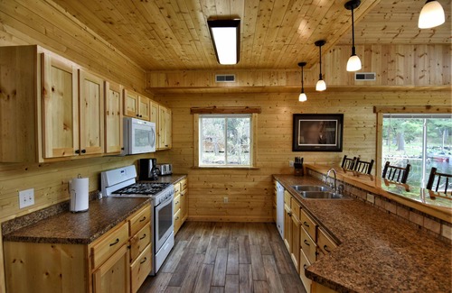 Hayward Cabin | Guest Rated 10/10: Chippewa Flowage Cabin #9 with Pool