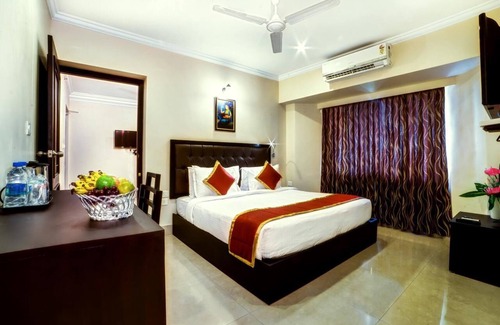 Palayam Hotel | Chirag Inn: Family-Friendly Stay with Breakfast & Dining
