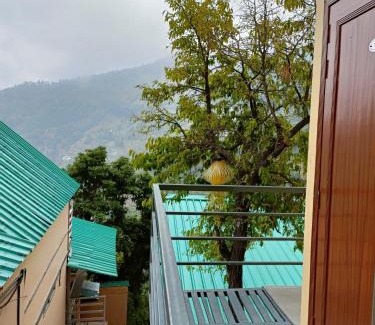 Naina Range Cabin | Cozy Chiraiyya Cottage in Pangot with Kitchen and Dining