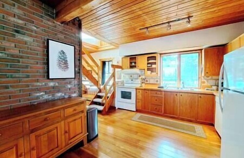 East Kootenay House | Chisel Peak Cabin | Wood stove | Large Yard |
