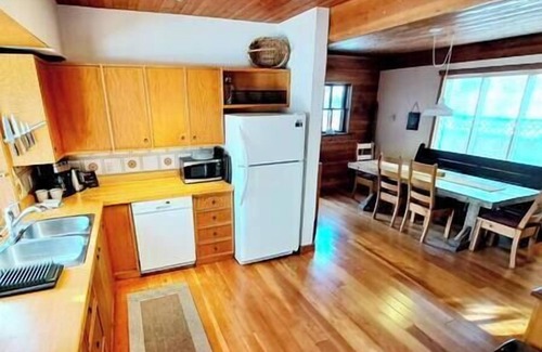 East Kootenay House | Chisel Peak Cabin | Wood stove | Large Yard |