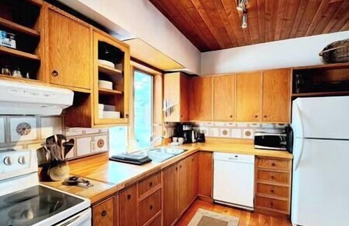 East Kootenay House | Chisel Peak Cabin | Wood stove | Large Yard |