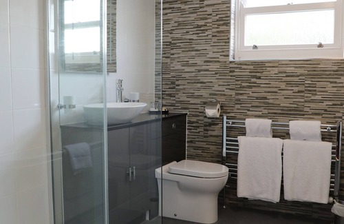 Chiseldon Hotel | Chiseldon House: Family-Friendly Stay with Dining & Breakfast