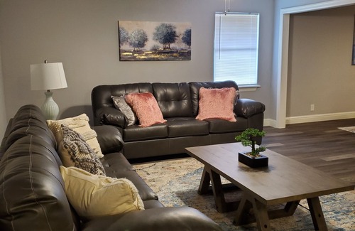 Central Oklahoma City House | Top-Rated Chisholm Creek Hotel with Breakfast & Kitchen Access