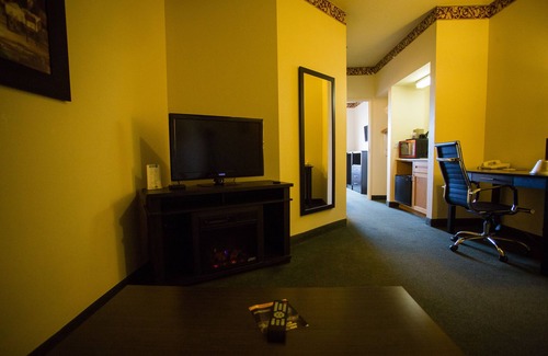 Chisholm Hotel | Family-Friendly Stays at Chisholm Inn & Suites with Breakfast
