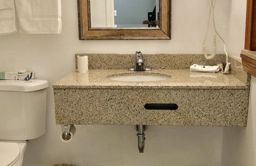 Saugus Hotel | Family-Friendly Stays at Chisholms Motor Inn with Breakfast