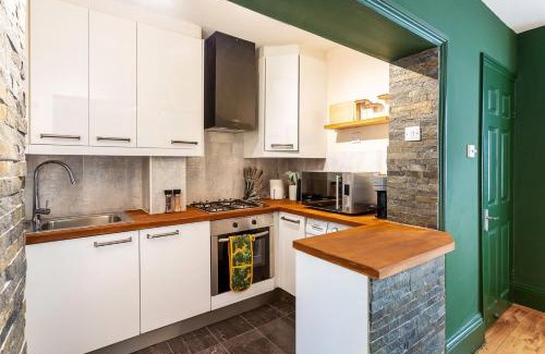 Turnham Green Apartment | Stylish Chiswick Gem: 4-Star Flat with Family-Friendly Amenities