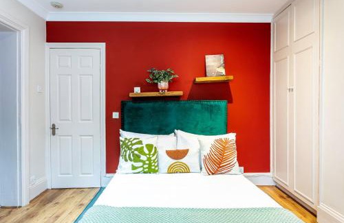 Turnham Green Apartment | Stylish Chiswick Gem: 4-Star Flat with Family-Friendly Amenities