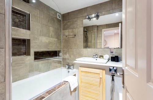 Turnham Green Apartment | Stylish Chiswick Gem: 4-Star Flat with Family-Friendly Amenities