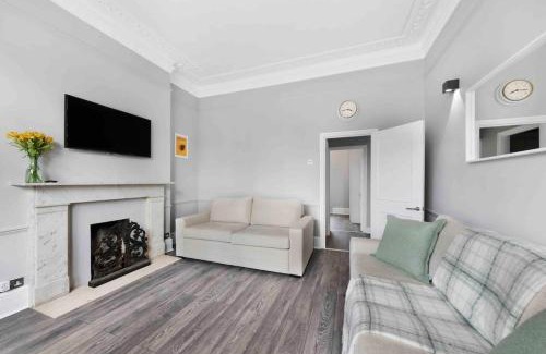 South Acton Apartment | Cozy Chiswick Park Acton Town Garden Suite for Families