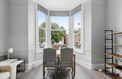 South Acton Apartment | Cozy Chiswick Park Acton Town Garden Suite for Families