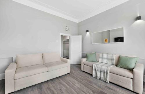 South Acton Apartment | Cozy Chiswick Park Acton Town Garden Suite for Families