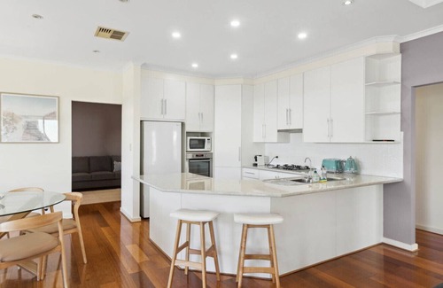 Hayborough House | Chiton Rocks Court! Mini Oasis by the Sea