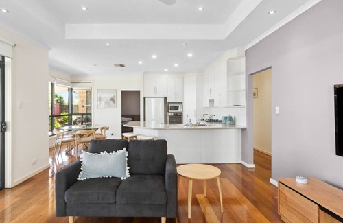 Hayborough House | Chiton Rocks Court! Mini Oasis by the Sea