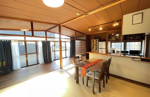 Kita Ward House | Chitose|5 min. from station|Spacious old house that feels like home|Max 7 people|Free parking|Garden with BBQ|Kurashiki 10 min.