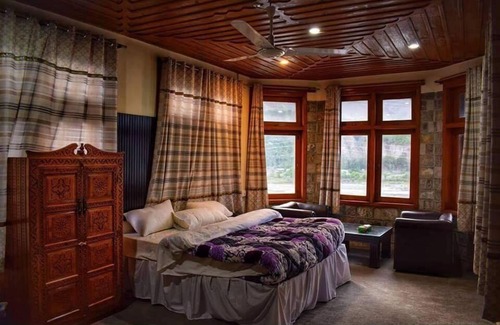 Chitral House | Cozy Chitral Guest House: Family-Friendly with Breakfast Included