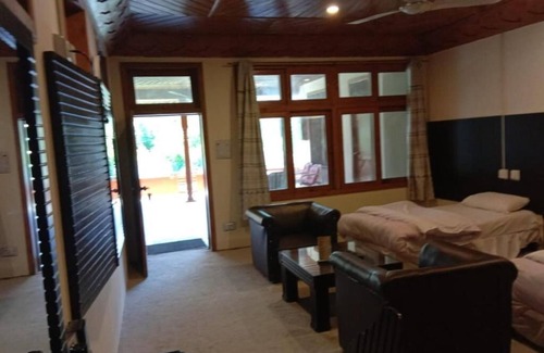 Chitral House | Cozy Chitral Guest House: Family-Friendly with Breakfast Included