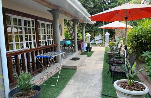 La Digue House | Cozy Chloe's Cottage with Ocean View & Family-Friendly Perks
