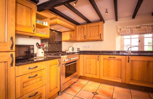 Eastbourne House | Charming Pear Tree Cottage with Ocean View in South Downs