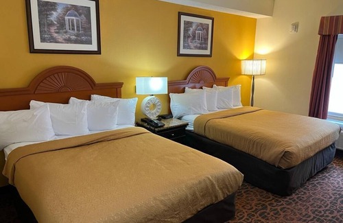 Hershey Hotel | Charming Chocolate Express Hotel & Suites in Hershey, PA